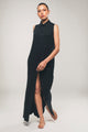 Vestido de camisa maxi sustentável vegan sem mangas em preto, usado pelo modelo em frente ao fundo branco.