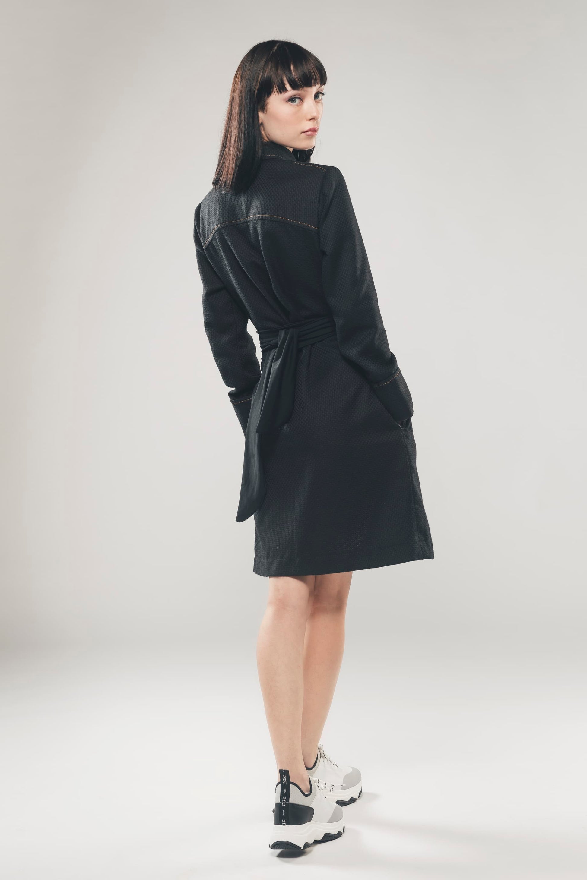 Image du dos d'une robe chemise noire structurée en coton biologique de la marque Organique.