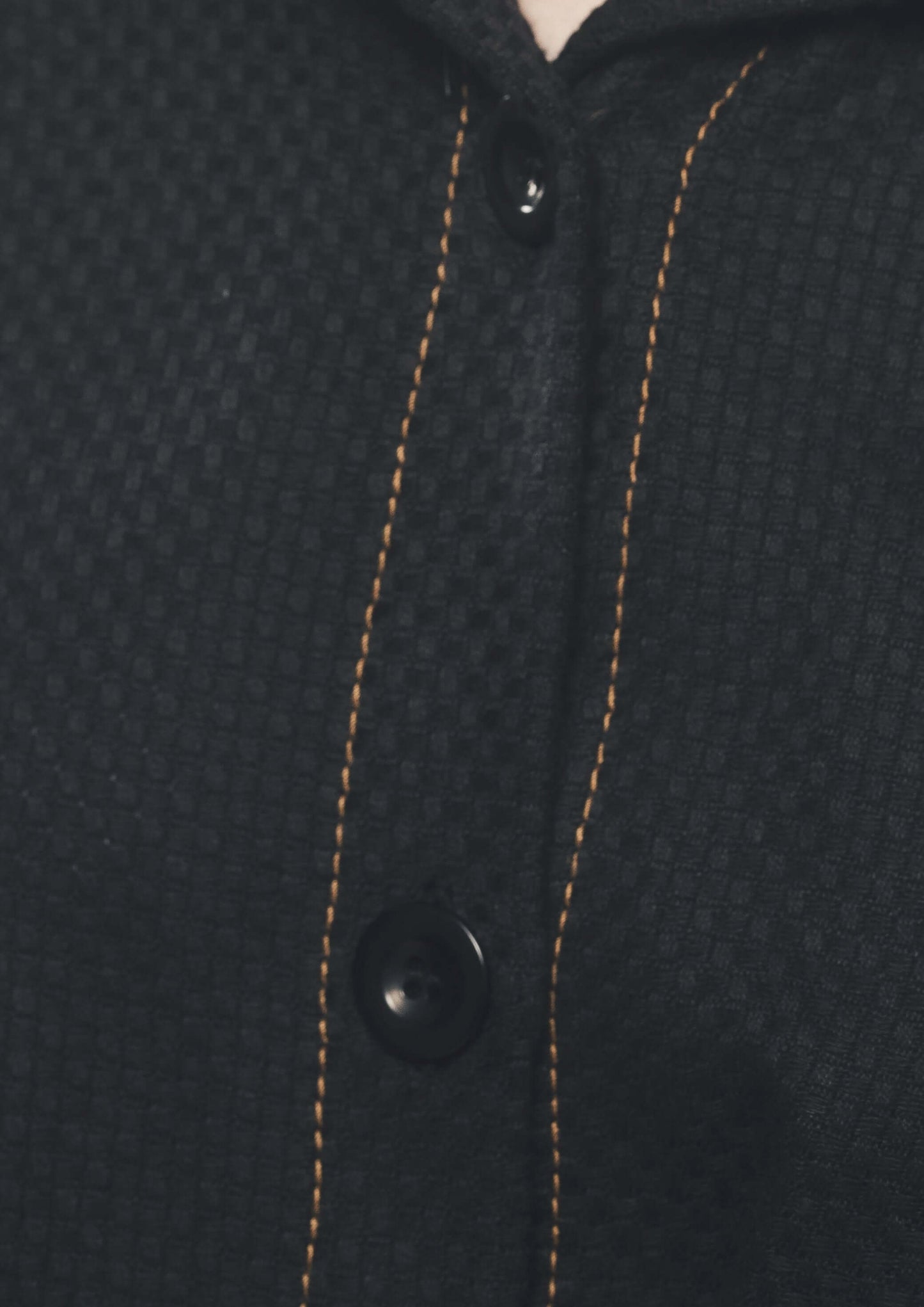 Foto von Corozo Knopfleiste des schwarzen Bio-Baumwolle Hemdkleides von Organique.