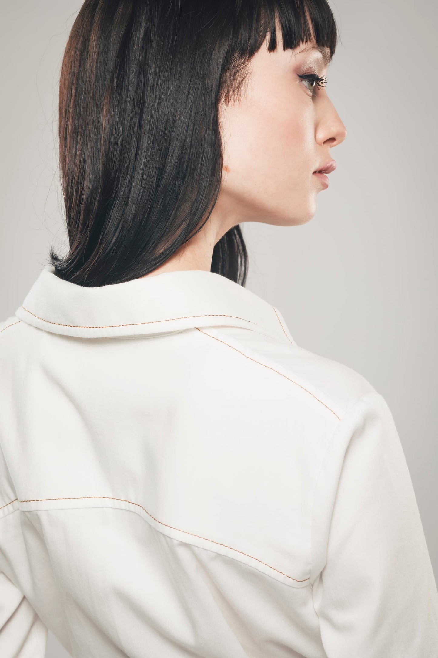 Image du détail du dos de la robe chemise blanche en coton biologique fabriquée par Organique. 