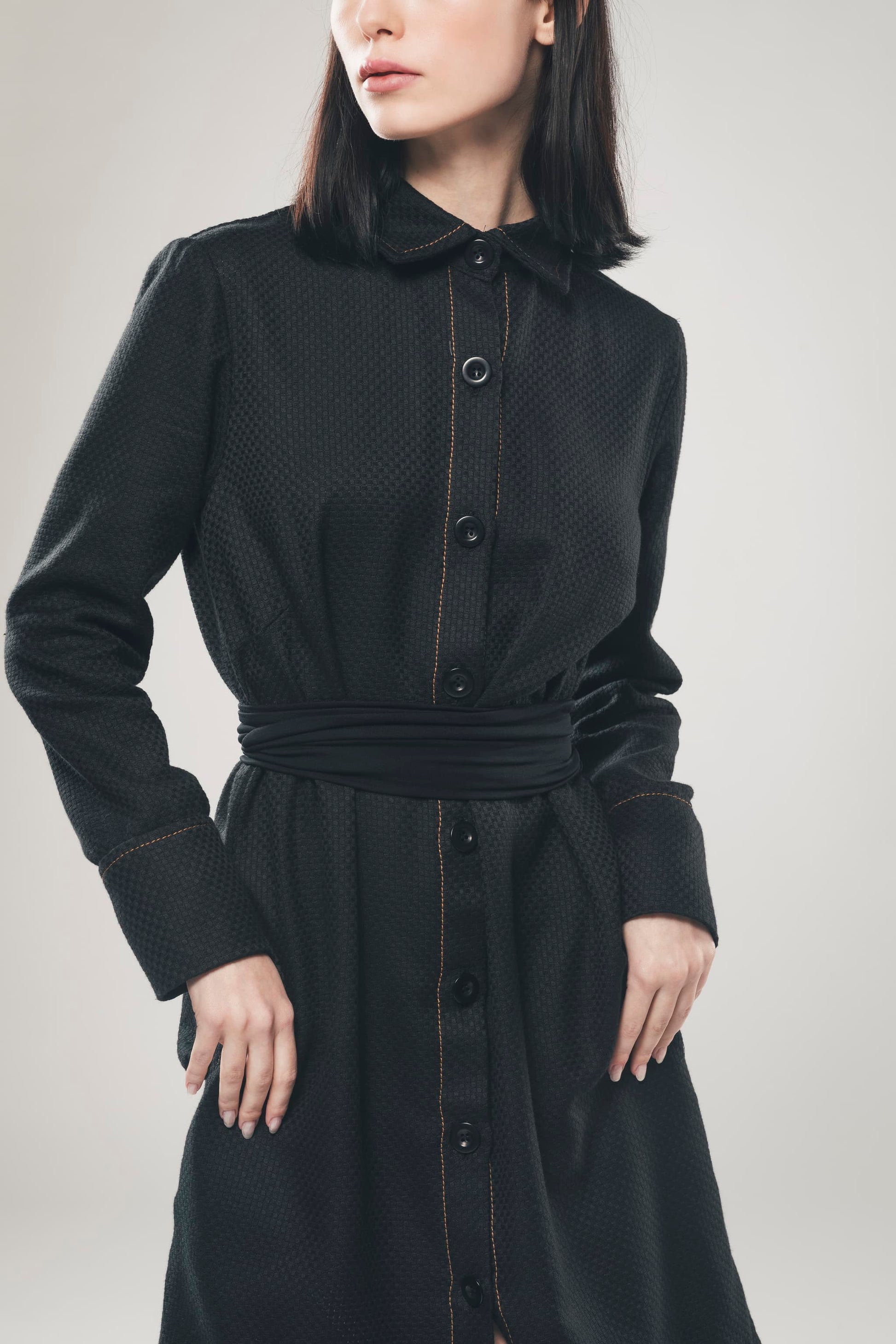 Imagen de vestido camisero negro de comercio justo con bolsillos de algodón orgánico de Organique. 